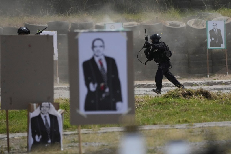La policía hace una demostración de una operación contra el crimen organizado al final de una ceremonia en la que el presidente ecuatoriano, Guillermo Lasso, entregó municiones.