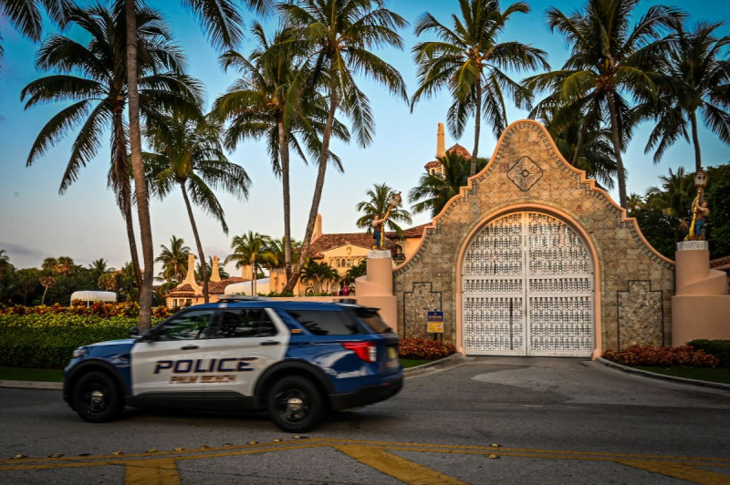 Un coche de policía está estacionado frente al Mar-a-Lago Club, hogar del expresidente de los Estados Unidos, Donald Trump, el 3 de abril de 2023 en Palm Beach, Florida.