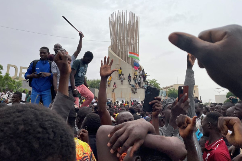 Partidarios de las fuerzas de seguridad y defensa de Níger se reúnen durante una manifestación frente a la asamblea nacional en Niamey el 27 de julio de 2023.