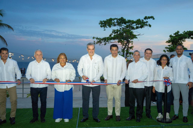 El presidente Abinader, junto al ministro de Turismo, David Collado, hace el corte de cinta para dejar inaugurado el Malecón de Santo Domingo Este.