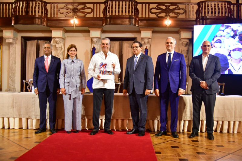 Joel Santos, la vice Raquel Peña, el presidente Luis Abinader, Daniel Rivera, Luis Miguel De Camps y Pavel Isa.