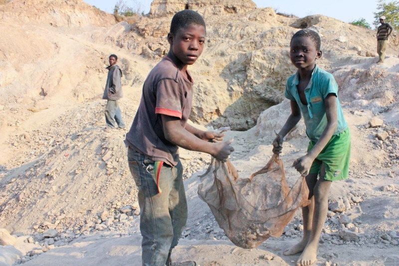 Dos niños trabajan en una mina en República Democrática del Congo.
20/12/2011