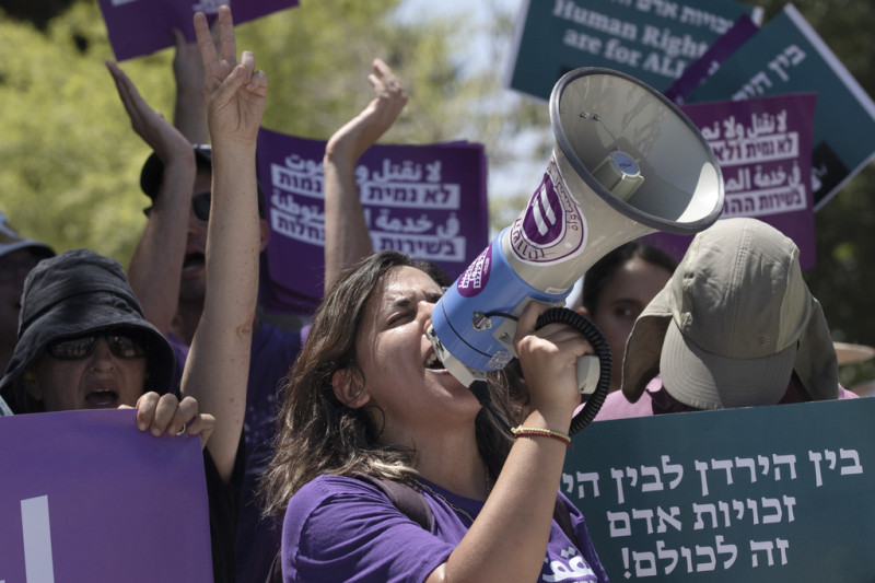 Un activista israelí dirige cánticos