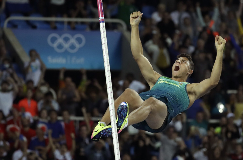 En foto del 16 de agosto del 2016, el brasileño Thiago Braz celebra tras su salto con garrocha de récord para ganar los Juegos Olímpicos.