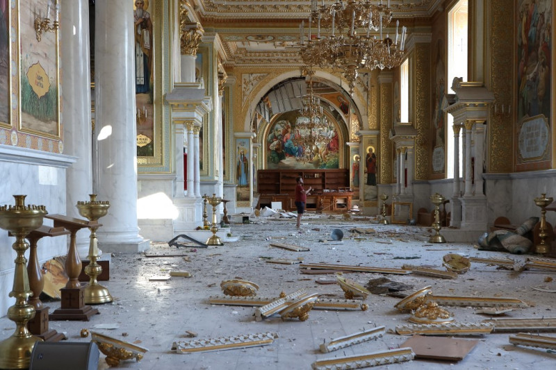 Un hombre en el interior de la Catedral de la Transfiguración dañada tras un ataque con misiles en Odesa, el 23 de julio de 2023, en medio de la invasión rusa de Ucrania