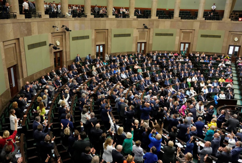 Los legisladores polacos votan en el Parlamento, en Varsovia, Polonia, el 26 de mayo de 2023.