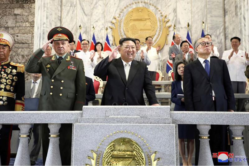 Kim Jong Un (centro); el ministro de Defensa de Rusia, Sergei Shoigu (izquierda), y el vice del Comité de la Asamblea Popular Nacional chino, Li Hongzhong.