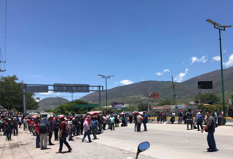 Manifestantes bloquean la autopisra que conecta Ciudad de México con Acapulco, en Chilpancingo, México, el 11 de julio de 2023.