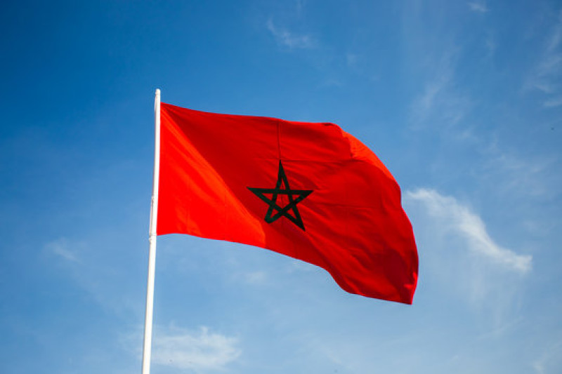 Bandera de Marruecos ondea en el cielo.