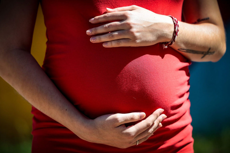 Los índices de embarazos y maternidad adolescente.