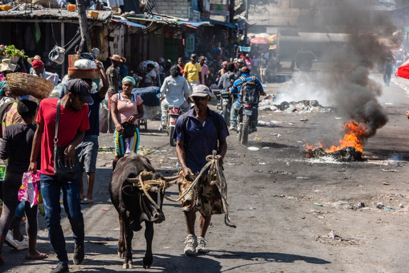 Vista de un mercado informal donde humean restos de neumáticos, debido a la protesta de los policías, en Puerto Príncipe (Haití), en una fotografía de archivo.