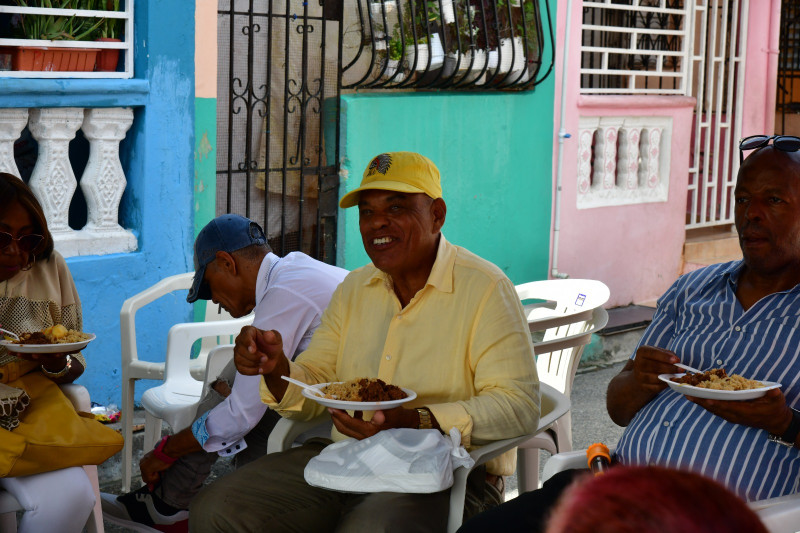 En los barrios de la capital hubo celebraciones desde rifas hasta almuerzos con motivo al Día del Padre.