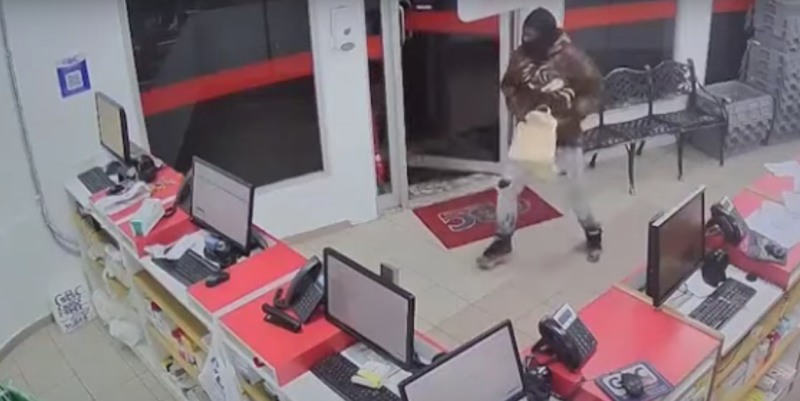 Esta imagen captada por cámaras de seguridad muestra a un hombre robando en una tienda.
