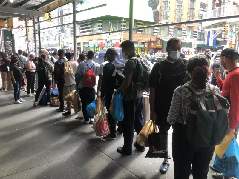 El flujo de inmigrantes ha llevado a Nueva York desde el año pasado a casi 100,000 personas.