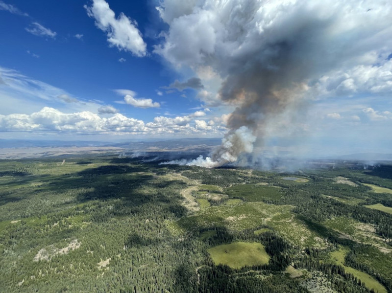 Esta imagen aérea del 27 de julio de 2023 del Servicio de Incendios Forestales de Columbia Británica muestra el humo del incendio forestal Ross Moore al sur de Kamloops, Columbia Británica, Canadá.