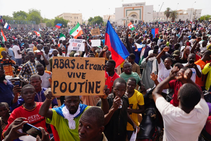 Nigerinos participan ayer en una marcha convocada por partidarios del general golpista Abdourahmane Tchiani en Niamey.