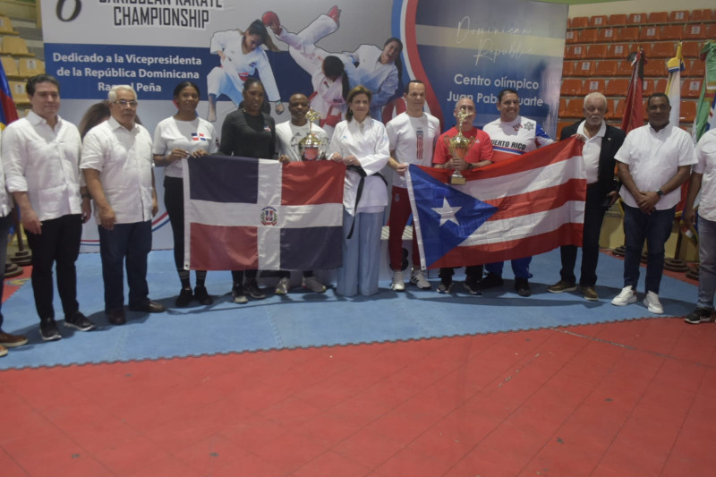 La vicepresidenta de la República, Raquel Peña entrega el trofeo de campeón a la delegación de República Dominicana y del segundo a Puerto Rico, del sexto Campeonato Caribeño de Karate donde participaron 15 países.