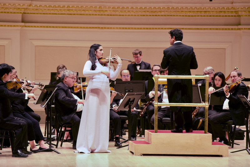 La violinista dominicana Aisha durante un concierto en el el Carnegie Hall, donde fue acompañada por la Orquesta Sinfónica de las Naciones Unidas.