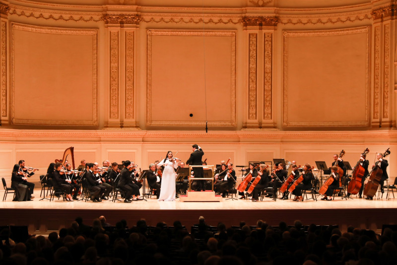 La violinista dominicana Aisha durante un concierto en el el Carnegie Hall, donde fue acompañada por la Orquesta Sinfónica de las Naciones Unidas y dirigida por el Maestro Jorge Soto.