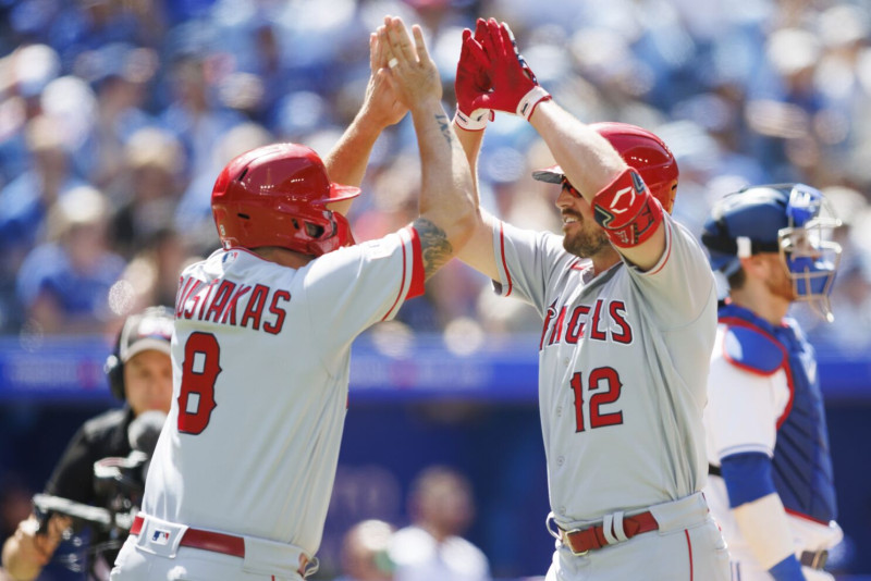 Renfroe celebrando al llegar al homeplate luego de conectar su cuadrangular.