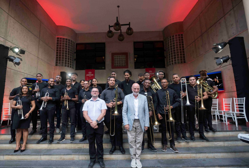 Los reconocidos músicos británicos Dr. Dewi Jones y Prof. Gwyn Williams junto a un grupo de jóvenes talentos dominicanos