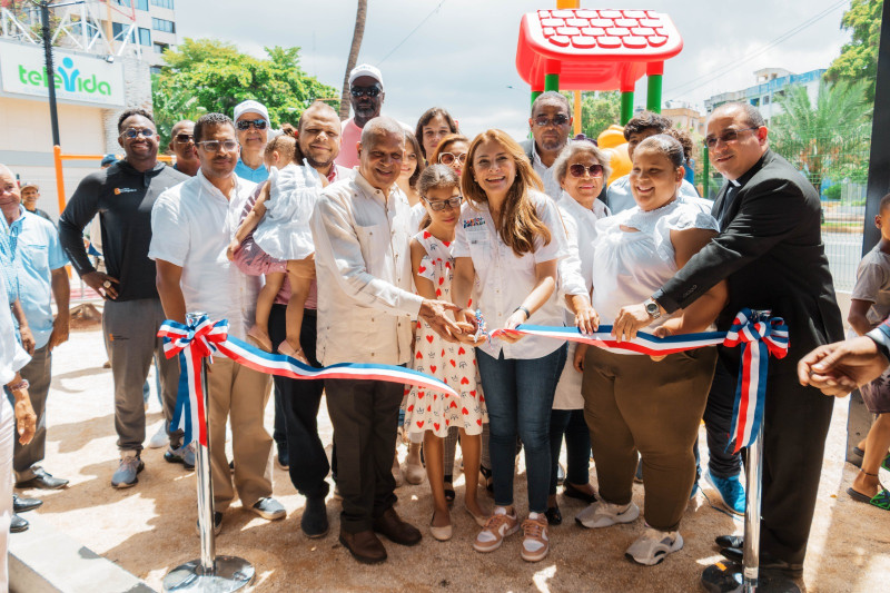 La alcaldesa Carolina Mejía corta la cinta junto a Leo Corporán para reinaugurar el parque Villa Juana.