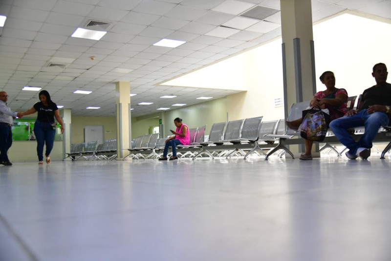Las áreas de consulta y espera de los hospitales públicos de la capital y algunas clínicas estaban vacías por el paro del Colegio Médico Dominicano.