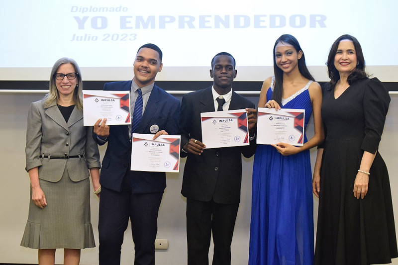 La viceministra de Educacion Ancell Scheker y Ginny Jacobo junto a los jovenes que recibieron el premio a la Excelencia y Liderazgo.