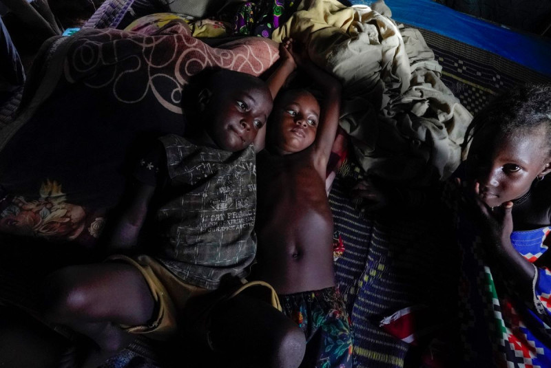 Niños descansan en una choza a un costado de una autopista, ayer lunes en Niamey.