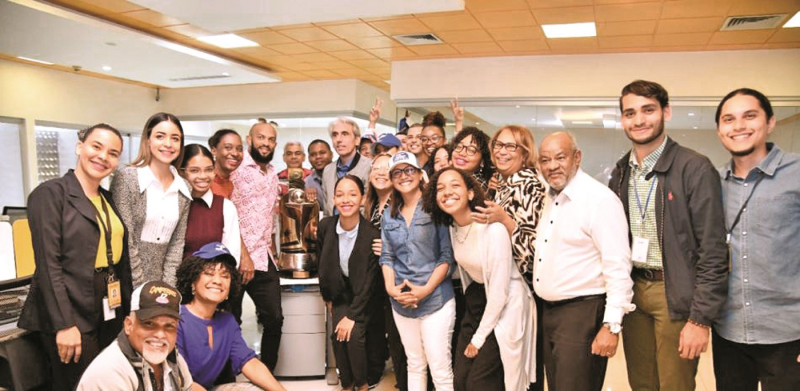 Integrantes de la redacción junto a Emilio Bonifacio, capitán, y Ricardo Ravelo, presidente de los Tigres del Licey.