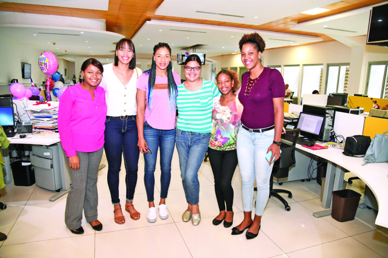 Tres de las Reinas del Caribe junto a periodistas del Listín