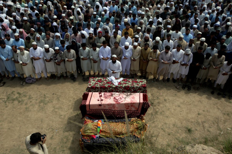 Familiares y dolientes oran en el funeral de víctimas del atentado en la provincia de Khyber Pakhtunkhwa.