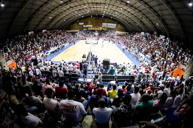 Una vista panorámica del polideportivo de San Cristóbal en el cuarto partido de la serie final entre los Titanes del Distrito Nacional y los Reales de La Vega.