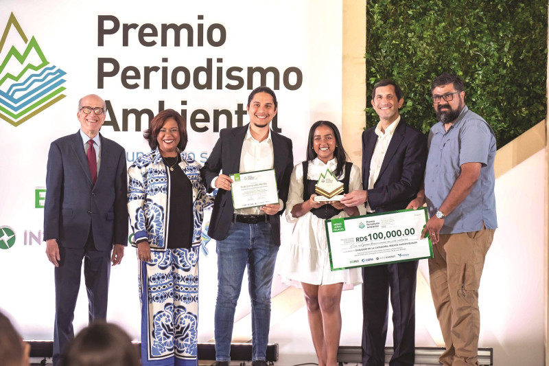 Ruby Morillo y Sauro Escalella recibiendo el premio en la categoría Medios Audivisuales del Premio Periodismo Ambiental 2023, con el trabajo: Bomberos forestales, a fuego cruzado entre la falta de dinero y el constante peligro.