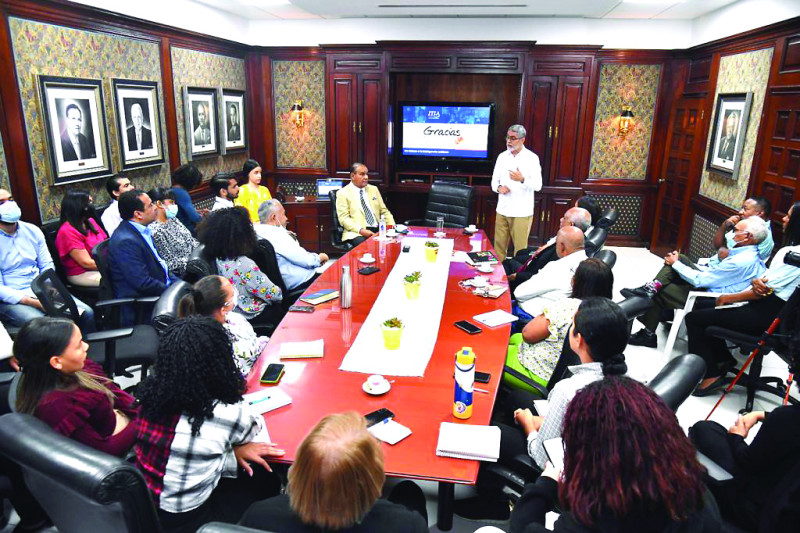 Parte de los periodistas del Listín durante un taller de inteligencia artificial.