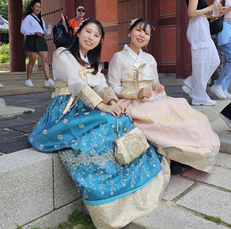 Jóvenes usan hanbok, el traje tradicional coreano.