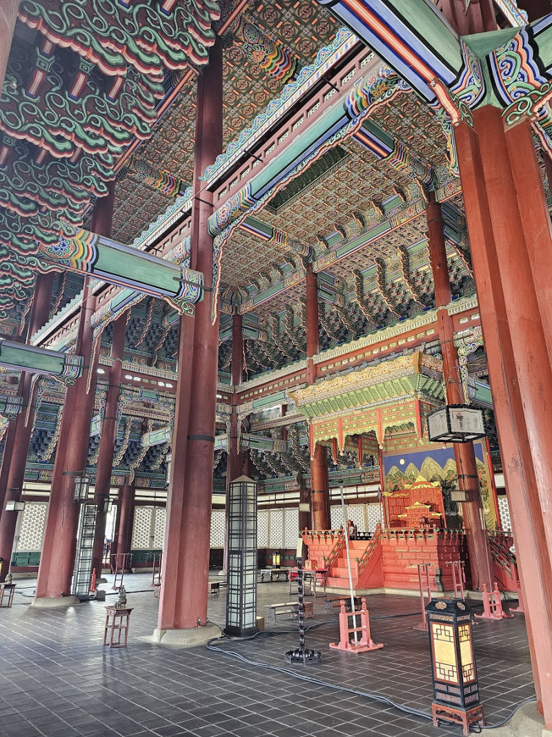 Interior del salón principal en Gyeongbokgung.
