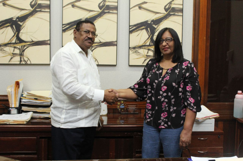 Juramentación de la nueva directora del Hospital Robert Reid Cabral, Mabel Jones, junto al director de Servicio Regional de Salud Metropolitano, Edisson Féliz.