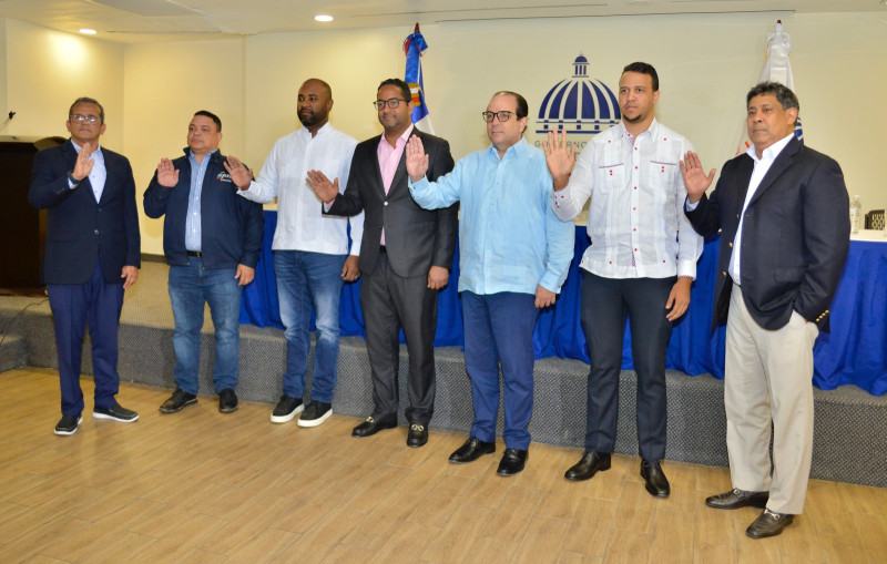 Juan Vila, presidente de la ITTF, toma el juramento a los miembros del Comité Organizador del Campeonato de Caribe de Tenis de Mesa U11 y U13 años.