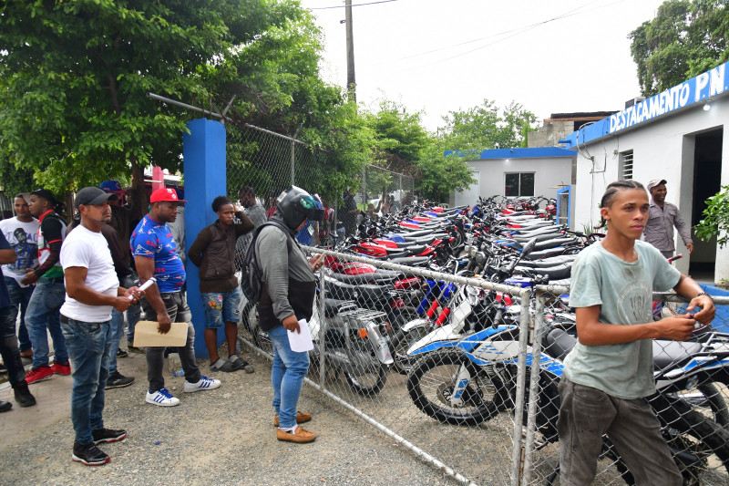 Personas buscan sus motocicletas incautadas durante el operativo de la Policía.