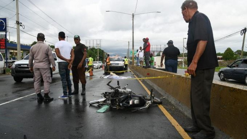 Escena de un accidente de motocicleta en una vía capitalina.