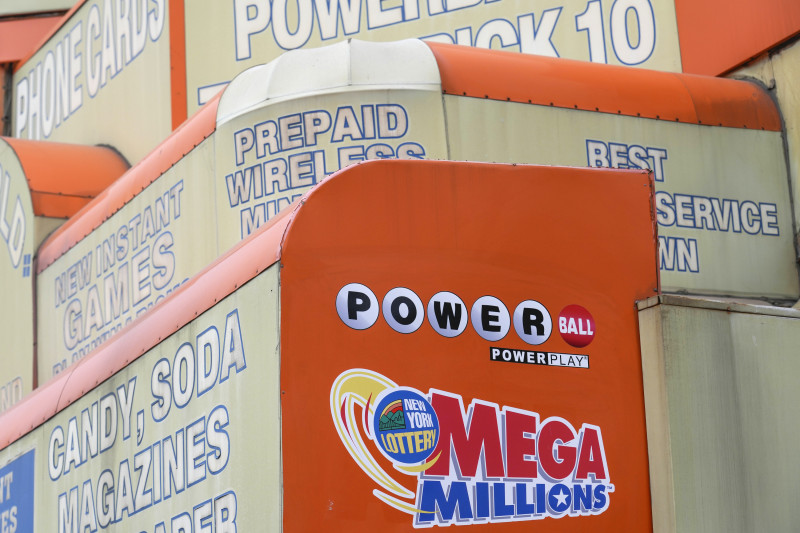 En esta imagen de archivo, el cartel de una tienda anuncia la venta de lotería, incluyendo boletos de Mega Millions, el 11 de enero de 2023, en Nueva York.
