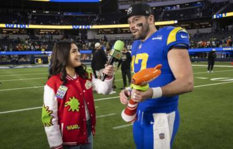 El mariscal de campo de los Rams de Los Angeles Baker Mayfield (17) durante una entrevista después de haber sido seleccionado como el jugador de Nickelodeon NVP después del partido de la NFL contra los Broncos de Denver, el domingo 25 de diciembre de 2022, en Inglewood, California. Bob Esponja (SpongeBob) y Slimetime llegarán al Super Bowl. La NFL y CBS Sports anunciaron el martes 1 de agosto de 2023, que el Super Bowl de esta temporada tendrá una presentación enfocada en niños en Nickelodeon. Será la primera vez que el Super Bowl tenga una transmisión alternativa en otro canal. (AP/KYUSUNG GONG)