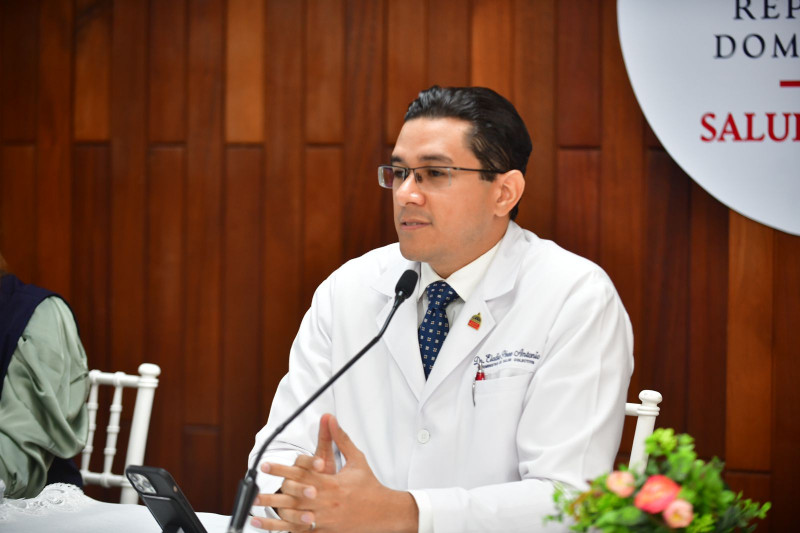 Viceministro de Salud Colectiva, Eladio Pérez, durante la rueda de prensa del Ministerio de Salud Pública.