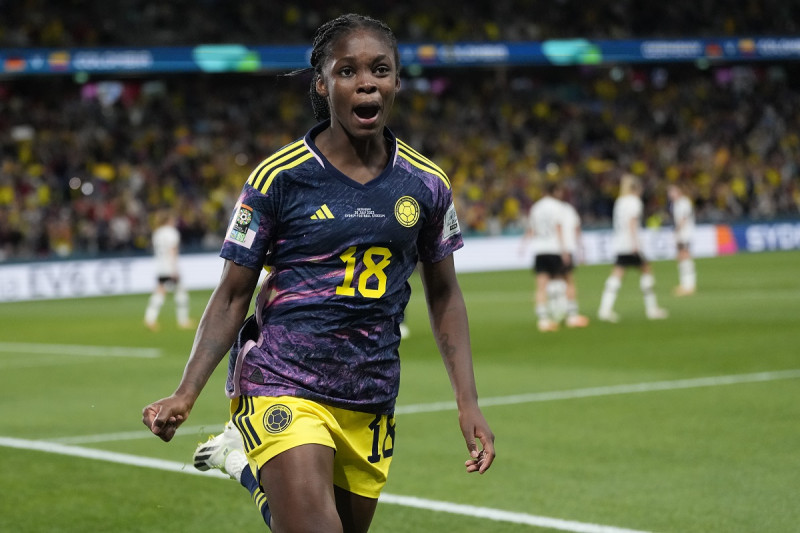 La colombiana Linda Caicedo celebra tras anotar el primer gol de su equipo en la victoria 2-1 ante Alemania en el Mundial femenino, el domingo 30 de julio de 2023, en Sídney.