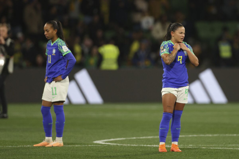 Las brasileñas Debinha (derecha) y Adriana reaccionan tras el empate 0-0 contra Jamaica que decretó su eliminación en el Mundial femenino.