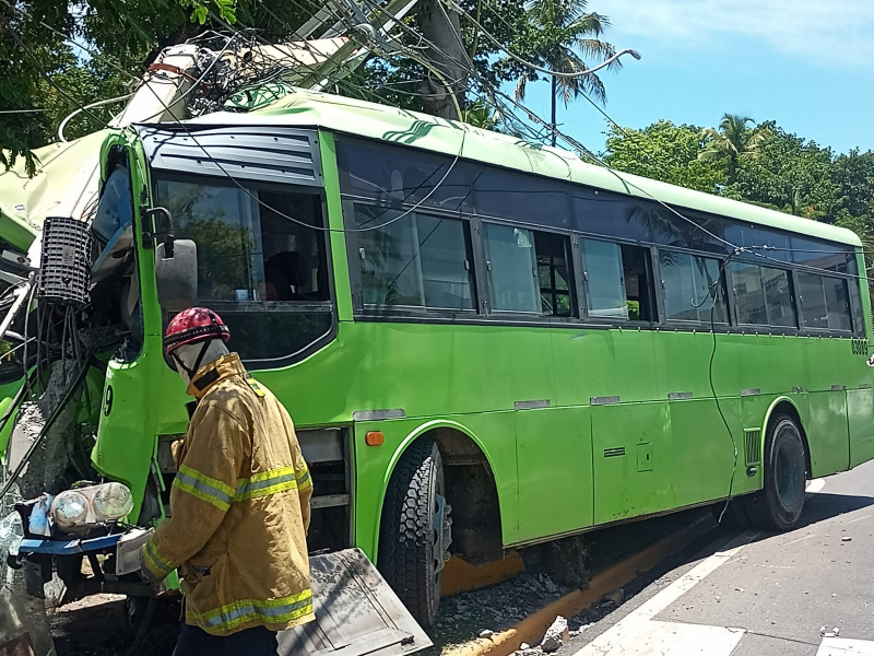 Autobús de la OMSA chocó con un poste de luz.