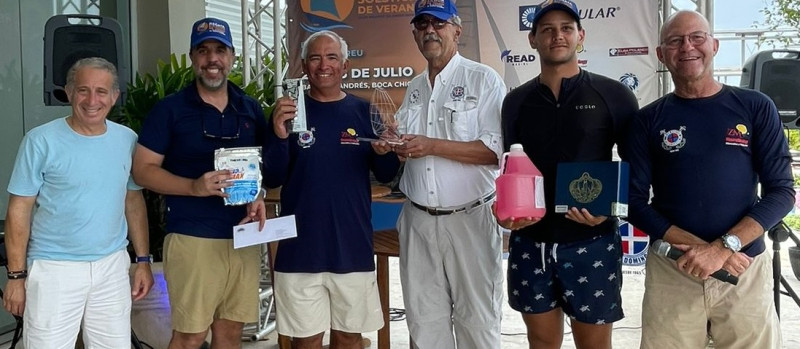 Tripulantes del velero Xeito, ganador en la categoría A, mientras eran premiados por el comodoro Héctor Duval y el director Osian Abreu.