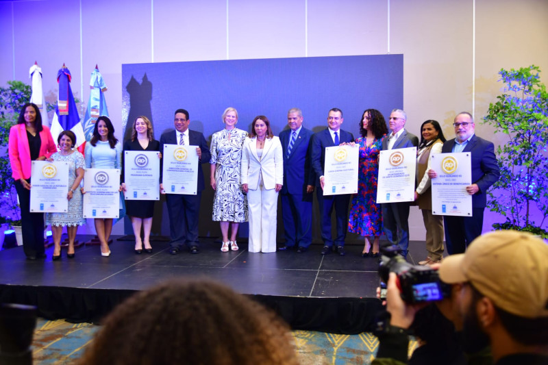 Directores y representantes de las instituciones merecedoras del sello "Igualando RD", junto a la ministra de la Mujer, Mayra Jiménez e Inka Matilla, representante del PNUD.