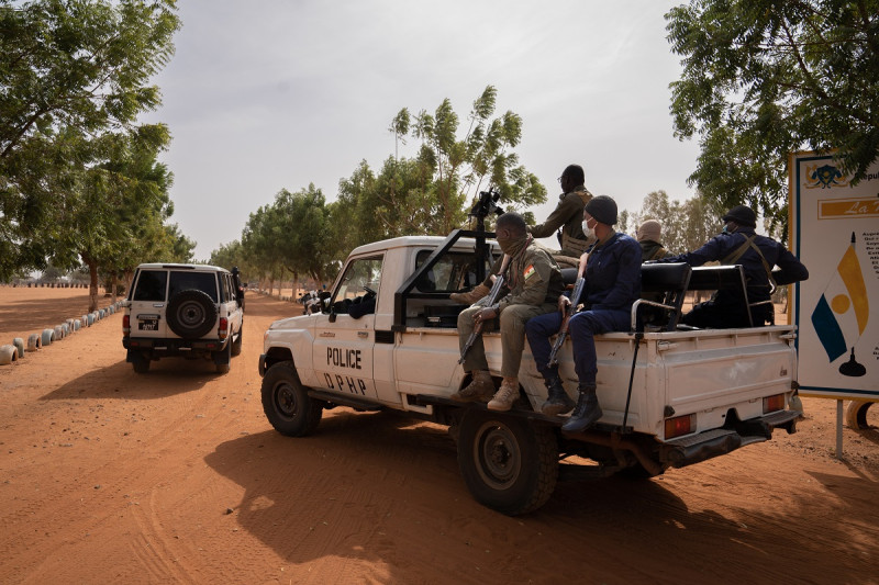 Varias personas con armas en un vehículo que circula por la aldea de Ganguel, a 11 de enero de 2023, en Ganguel, Sokoto, Níger (África). El ministro de Asuntos Exteriores del Gobierno de España ha realizado un viaje a tres países de África donde ha anunciado que España triplicará los fondos que destina a ayuda a la cooperación a Níger en el periodo de 2023 a 2017, llegando hasta al menos 60 millones de euros. En estos años, se han destinado 212,3 millones de euros a Níger, uno de los países más pobres del mundo, con casi el 75% de su población que vive en la pobreza. Las acciones de la Cooperación Española están concentradas principalmente en promover la seguridad alimentaria y el desarrollo rural, así como la salud y también la igualdad de género.